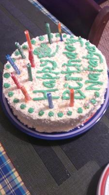 Der erste Kuchen an Natalyas Geburtstagsfeier in der Schule Der erste Kuchen an Natalyas Geburtstagsfeier in der Schule